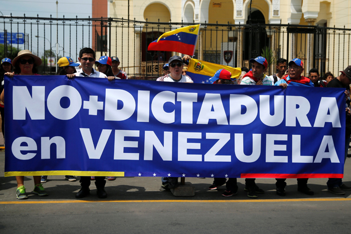 venezolanos en peru protesta embajada4