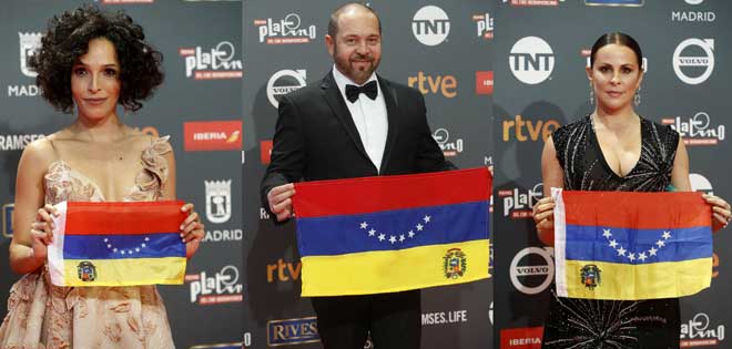 Miguel Ferrari y otras actrices con bandera de Venezuela en Premios Platino