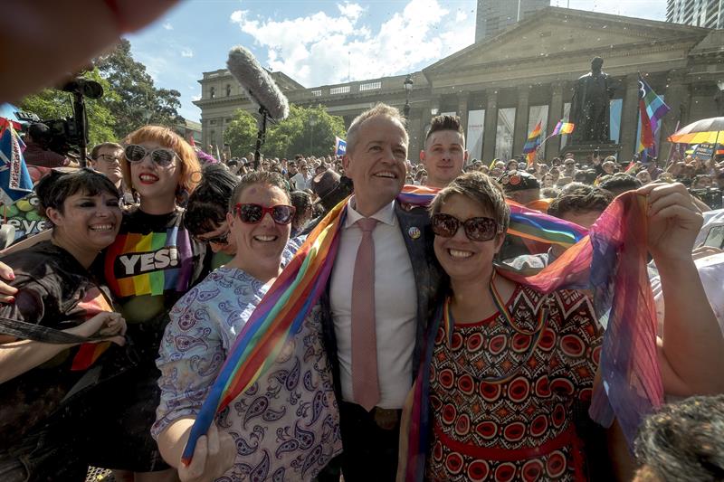 El líder de la oposición, Bill Shorten, celebra al conocerse el resultado de la encuesta postal sobre el matrimonio del mismo sexo frente a la biblioteca estatal de Victoria, en Melbourne (Australia). Foto: EFE