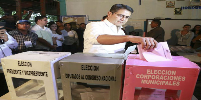 Juan Orlando Hernandez - Presidente de Honduras vota
