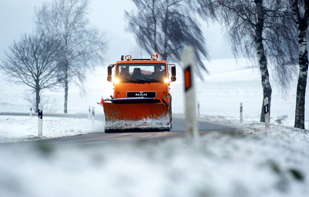 A gritting vehicle makes its way through a snowy road on December 4, 2017 near Uttenweiler-Offingen and Biberach, southern Germany. Ein Streufahrzeug des Winterdienstes ist am 04.12.2017 auf einer Straﬂe bei Uttenweiler-Offingen (Baden-W¸rttemberg) im Schneetreiben unterwegs. Foto: Thomas Warnack/dpa +++(c) dpa - Bildfunk+++ / AFP PHOTO / dpa / Thomas Warnack / Germany OUT