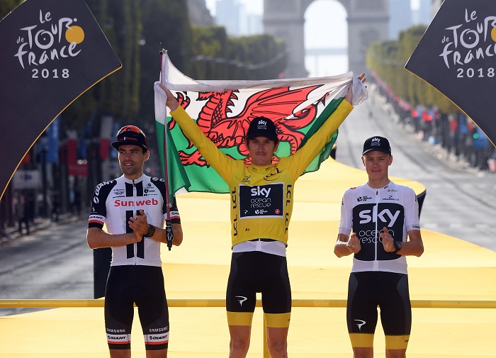 Paris (France), 29/07/2018.- (L-R) Second Placed Team Sunweb rider Tom Dumoulin of The Netherlands, winner Team Sky rider Geraint Thomas of Britain and third placed Team Sky rider Chris Froome of Britain celebrate on the podium following the 21st and final stage of the 105th edition of the Tour de France cycling race over 116km between Houilles and Paris, France, 29 July 2018. (Ciclismo, Países Bajos; Holanda, Francia) EFE/EPA/STEPHANE MANTEY / POOL