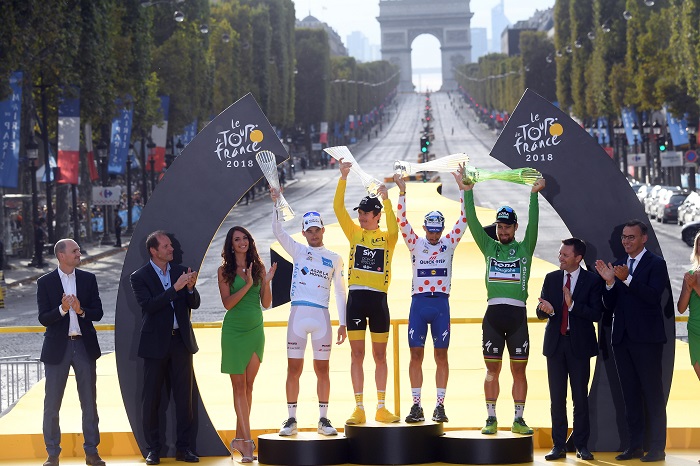 Paris (France), 29/07/2018.- (L-R) AG2R La Mondiale team rider Pierre Roger Latour of France, wearing the best young rider's white jersey, Team Sky rider Geraint Thomas of Britain, wearing the overall leader yellow jersey, Quick Step Floors rider Julian Alaphilippe of France, wearing the best climber's polka-dot jersey, and Bora Hansgrohe team rider Peter Sagan of Slovakia, wearing the best sprinter green jersey, following the 21st and final stage of the 105th edition of the Tour de France cycling race over 116km between Houilles and Paris, France, 29 July 2018. (Ciclismo, Eslovaquia, Francia) EFE/EPA/STEPHANE MANTEY / POOL