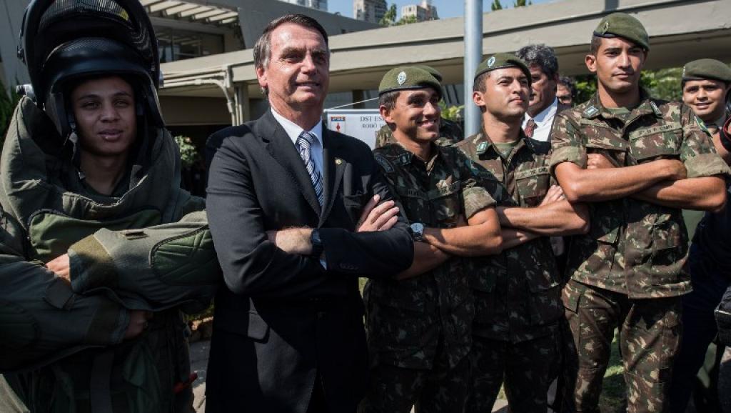 Bolsonaro con militares