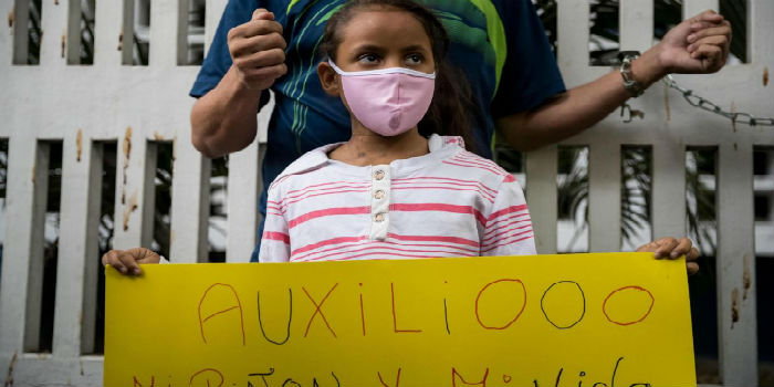 Una niña y su padre se encadena en el JM de los Rios - niños - hospital - salud