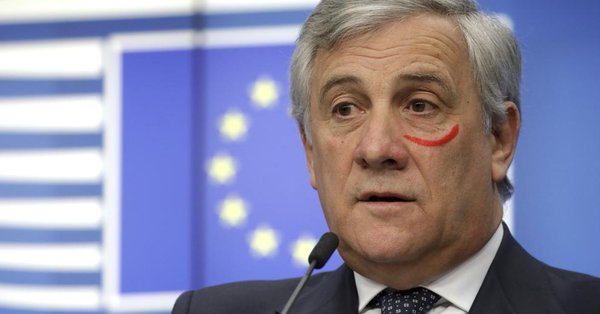 Antonio Tajani con el ojo rojo