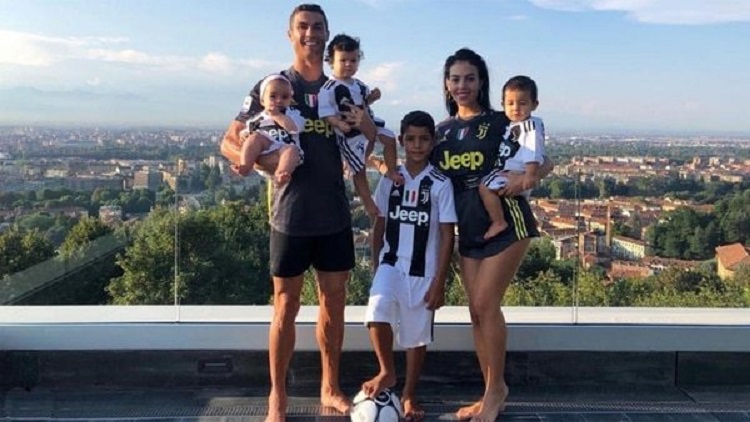 Cristiano-Ronaldo-con-familia