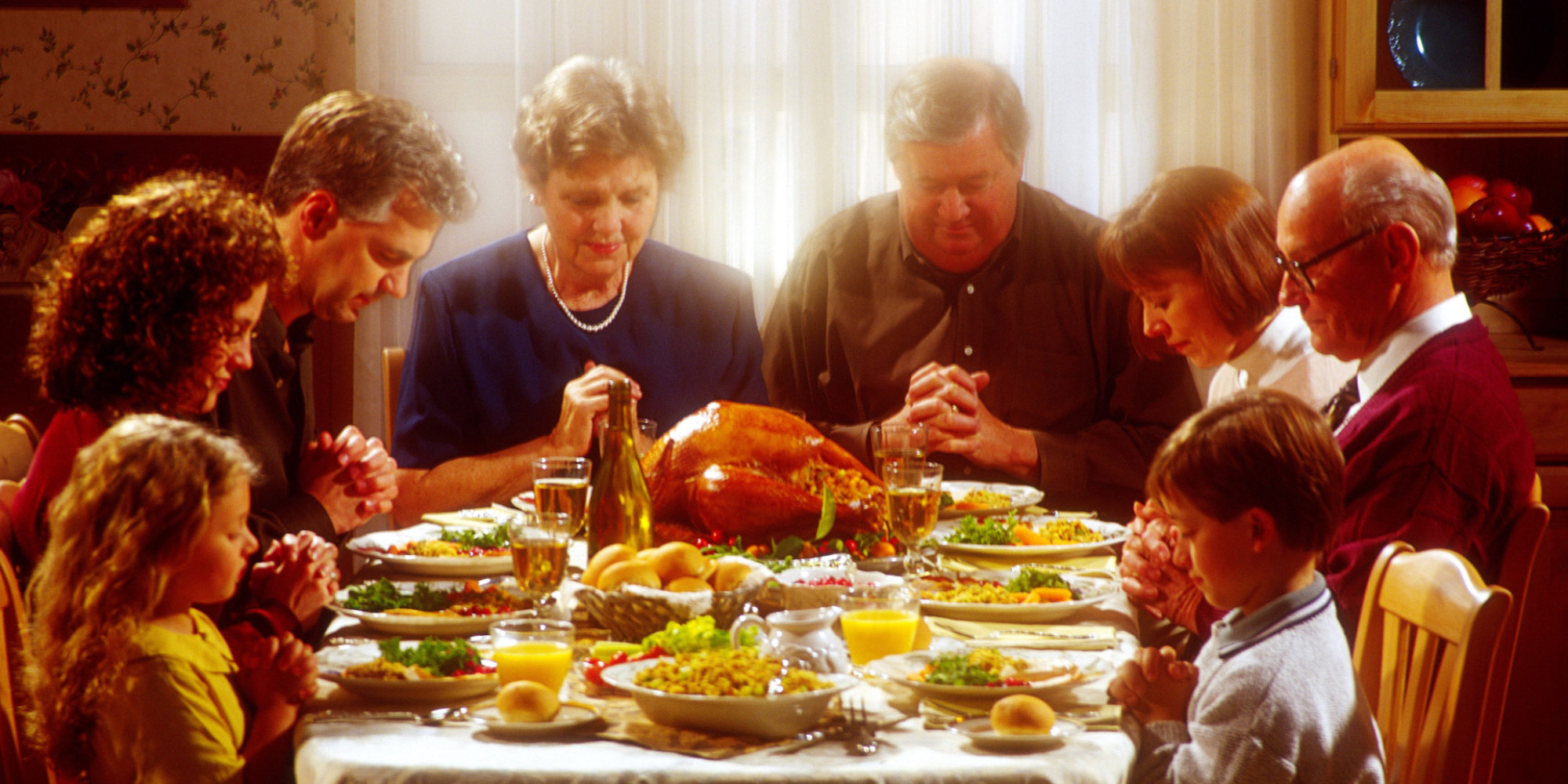 Día de acción de gracias en EEUU - mesa con comida - familia y oración