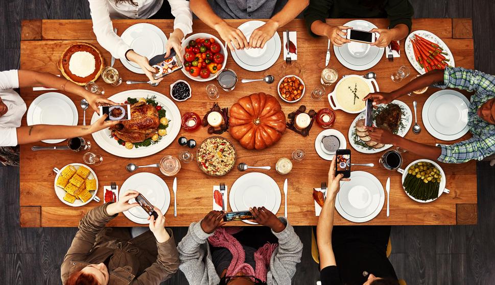 Día de acción de gracias en Estados Unidos - mesa con comida - familia y amigos