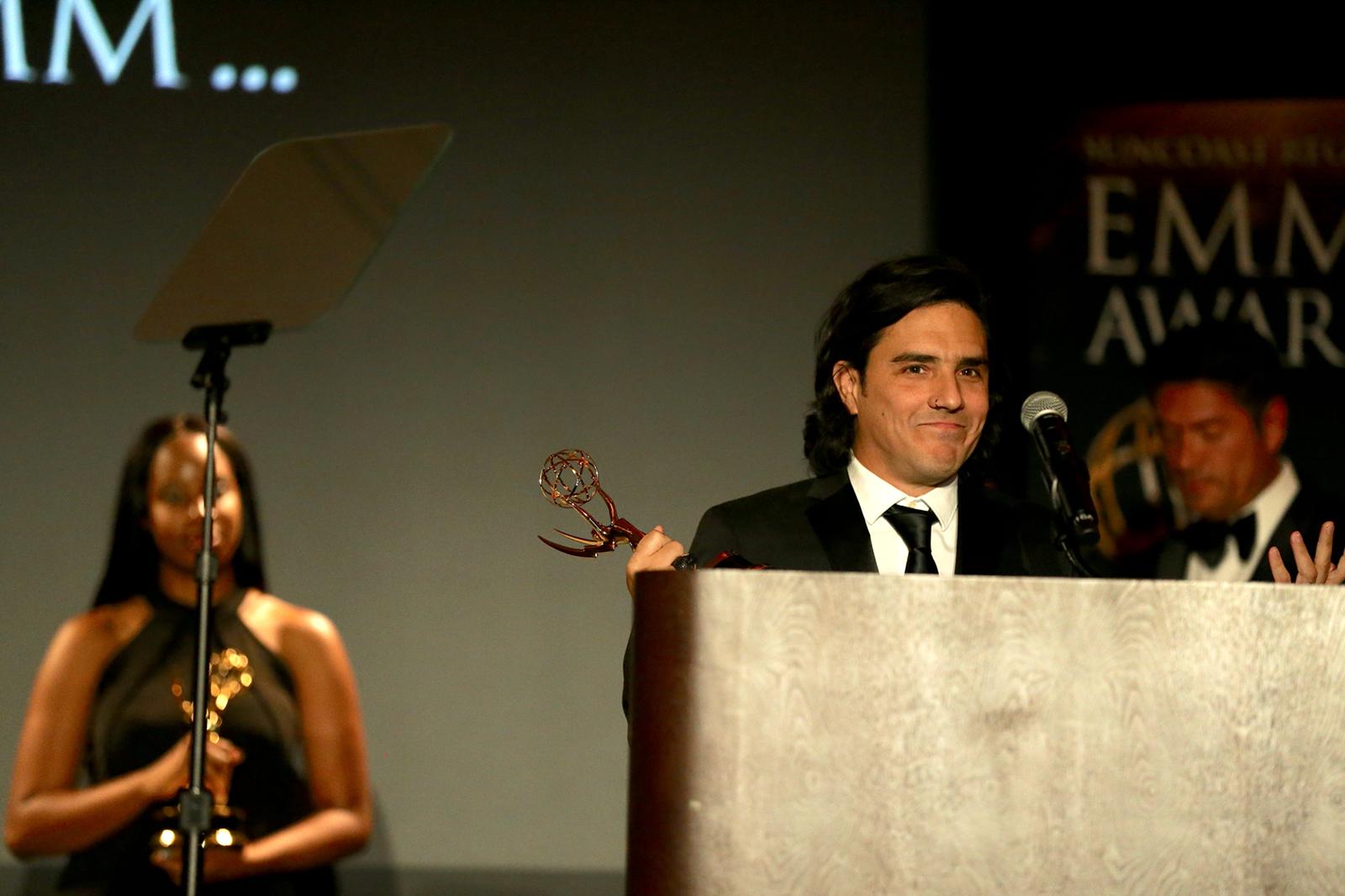 Antonio París recibe premio Emmy