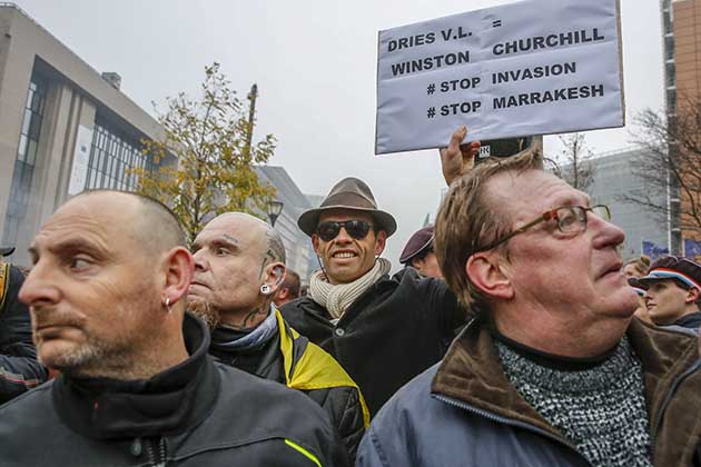 Brussels (Belgium), 16/12/2018.- Protesters of right-wing and far-right Flemish associations attend the 'March Against Marrakech' demonstration near European institutions headquarters in Brussels, Belgium, 16 December 2018. Anti-immigration protesters took to the streets of Brussels to denounce the Global Compact on Migration adopted in Marrakesh and approved by the Belgian Prime Minister. The march was organized by several right-wing and far-right Flemish associations such as KVHV, NSV, Schild & Vrienden, Voorpost and Vlaams Belang Jongeren. (Protestas, Bélgica, Bruselas) EFE/EPA/JULIEN WARNAND
