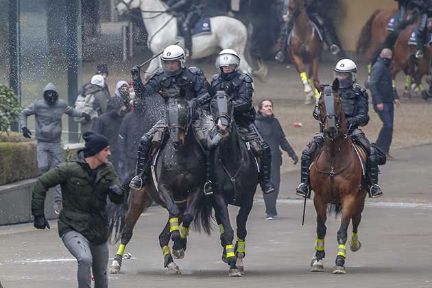 Brussels (Belgium), 16/12/2018.- Mounted police officers chase protesters of right-wing and far-right Flemish associations during the 'March Against Marrakech' demonstration near European institutions headquarters in Brussels, Belgium, 16 December 2018. Anti-immigration protesters took to the streets of Brussels to denounce the Global Compact on Migration adopted in Marrakesh and approved by the Belgian Prime Minister. The march was organized by several right-wing and far-right Flemish associations such as KVHV, NSV, Schild & Vrienden, Voorpost and Vlaams Belang Jongeren. (Protestas, Bélgica, Bruselas) EFE/EPA/JULIEN WARNAND