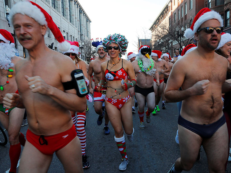 Doscientos Santa Claus en bañador participan en la Speedo Run de Boston