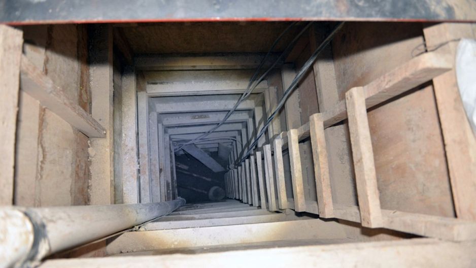 Escalera hacia túnel de El Chapo