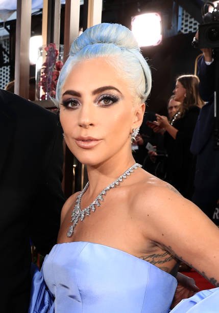 Lady Gaga en la alfombra roja de los Globos de Oro