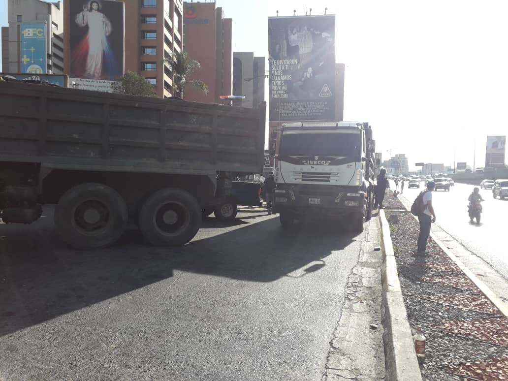 A LA ESPERA | Atraviesan camiones en El Rosal donde se supone pasará la caravana de Guaidó