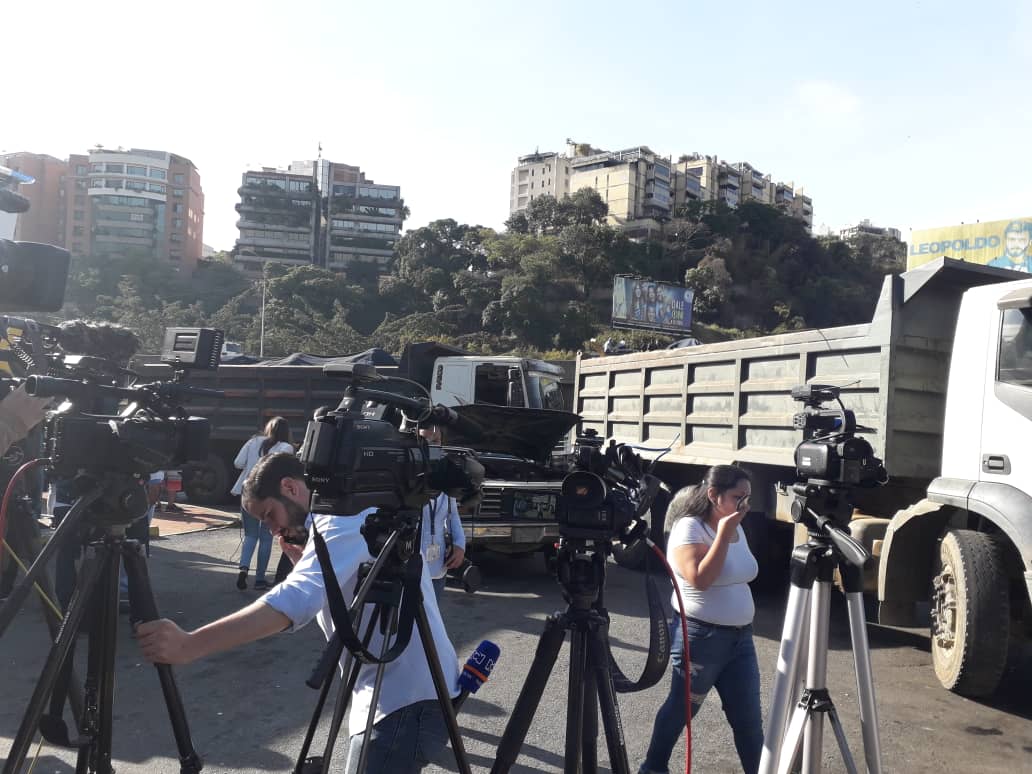 A LA ESPERA | Atraviesan camiones en El Rosal donde se supone pasará la caravana de Guaidó
