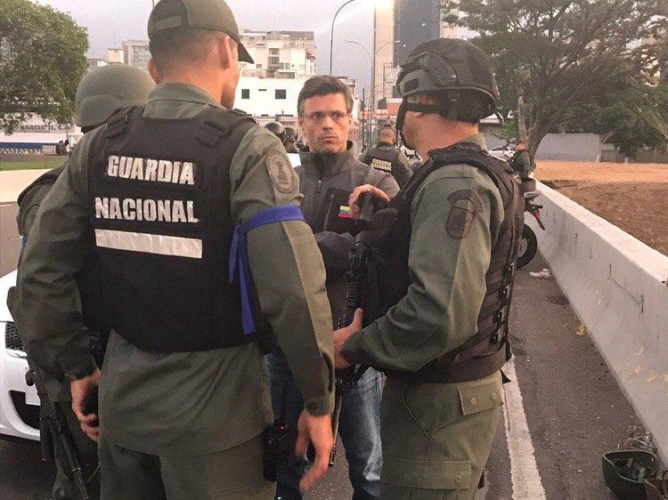 Militares con brazalete azul y Leopoldo López