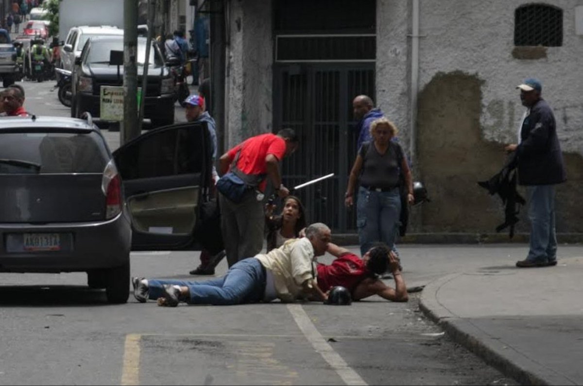 Agresión Andrea Cedeño colectivos chavistas - prensa - periodistas venezolanos