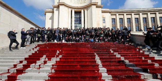 Derraman sangre en París como protesta ante la extinción de especies