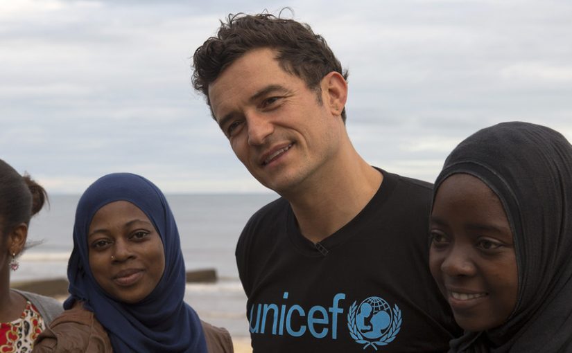 Orlando Bloom sorprende a los niños en Mozambique