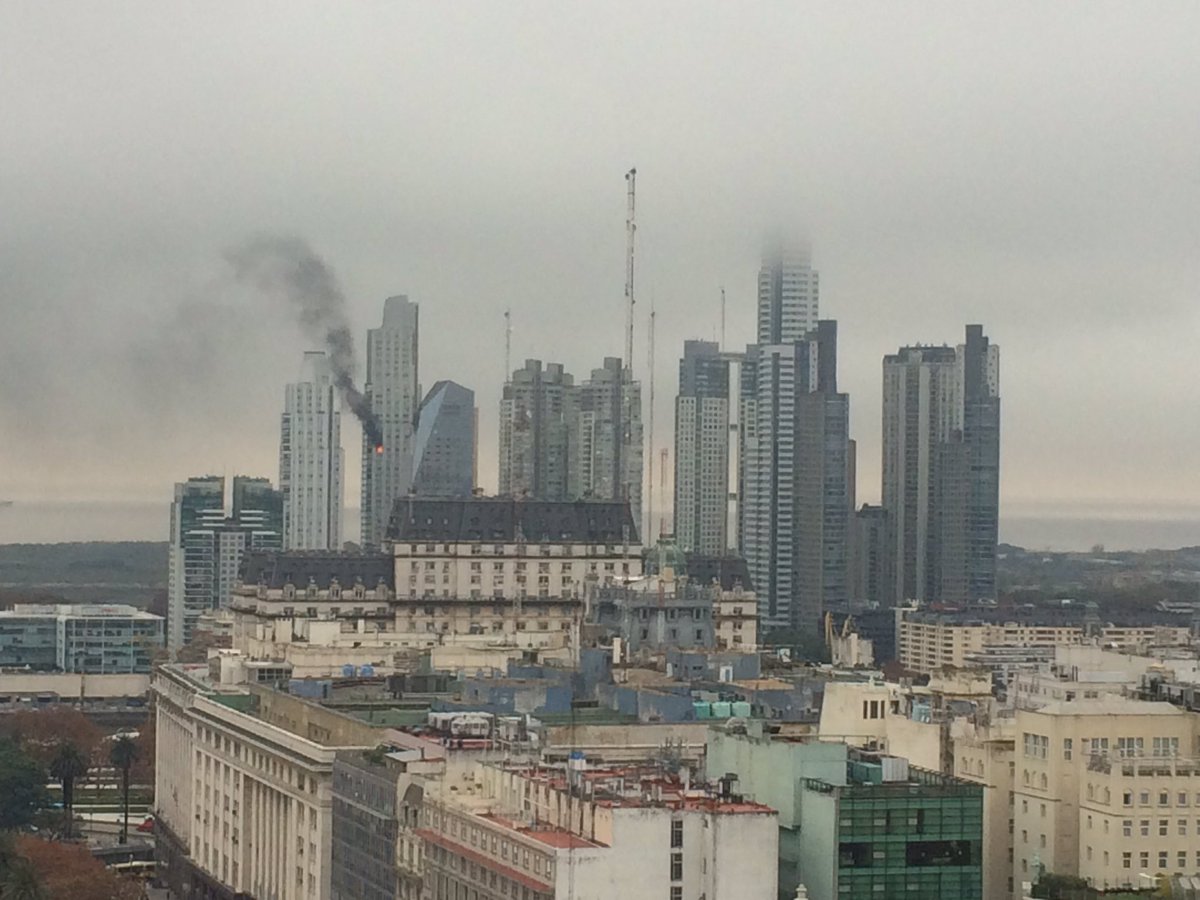 Reportan incendio en el segundo edificio más alto de Buenos Aires - Puerto Madero 2