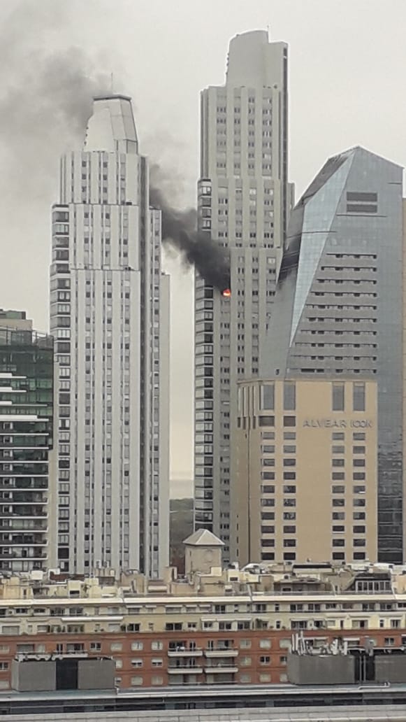 Reportan incendio en el segundo edificio más alto de Buenos Aires - Puerto Madero 4