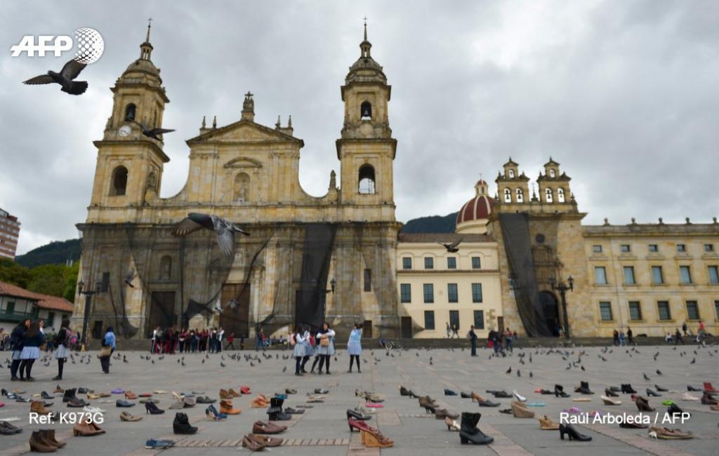 Protesta con zapatos en Bogotá por xenofobia contra venezolanos