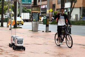 Robots entregan domicilios en Medellín