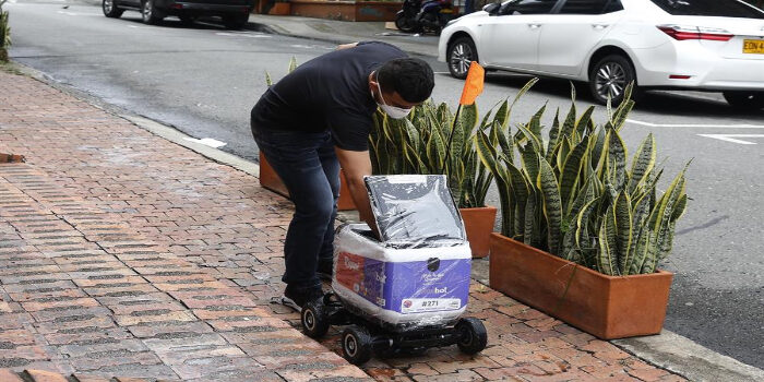 Robots entregan domicilios en Medellín