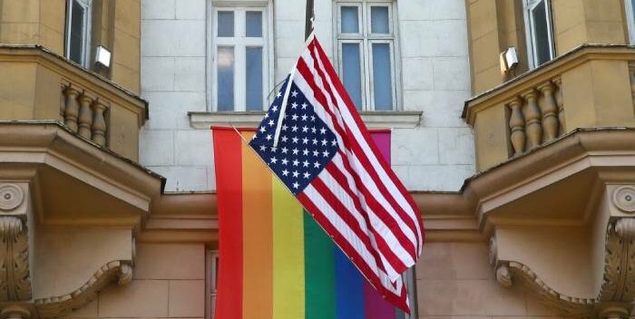 Putin se burló de la bandera LGBT colgada en la embajada de EEUU ...