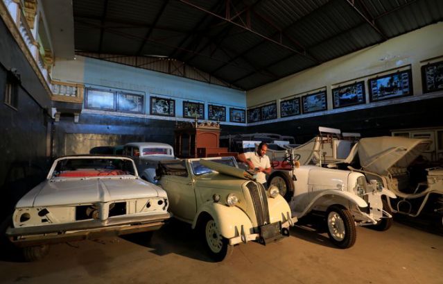 Coleccionista de Egipto tiene más de 100 autos antiguos | 800Noticias