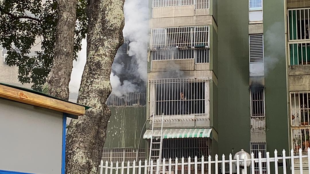 FOTOS | Se registra incendio en apartamento de El Cafetal - 800Noticias