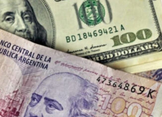 Argentinos prefieren deshacerse de los pesos y usar dólares