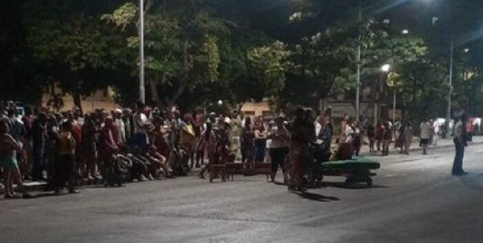 +Video| “Díaz-Canel singao”: cubanos protestan en contra de los apagones