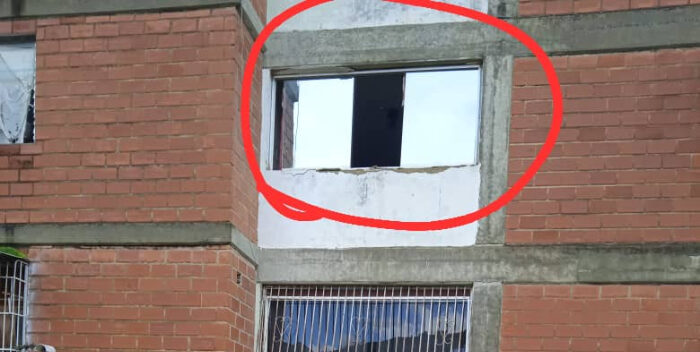 Tres niños resultaron heridos tras caer de la ventana de un segundo piso