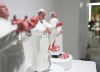Una escultura del papa Francisco causa controversia en México