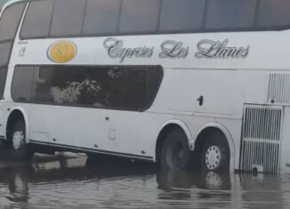 +VIDEO _ Autobús quedó atascado en una cuneta en Guarenas