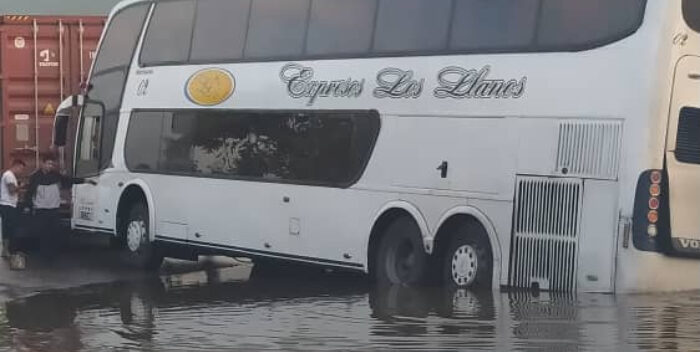 +VIDEO _ Autobús quedó atascado en una cuneta en Guarenas