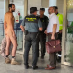 España: intentó ingresar desnudo al juicio por exhibicionismo en su contra