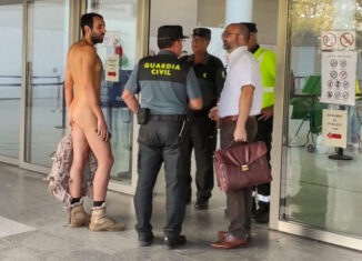 España: intentó ingresar desnudo al juicio por exhibicionismo en su contra