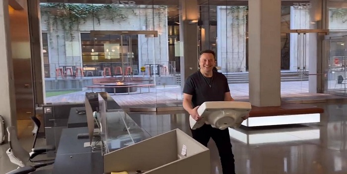 Elon Musk entra en la sede de Twitter con un lavamanos - 800Noticias