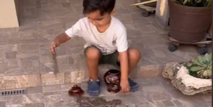 Un niño se hace viral por jugar con las cenizas de su abuela - 800Noticias